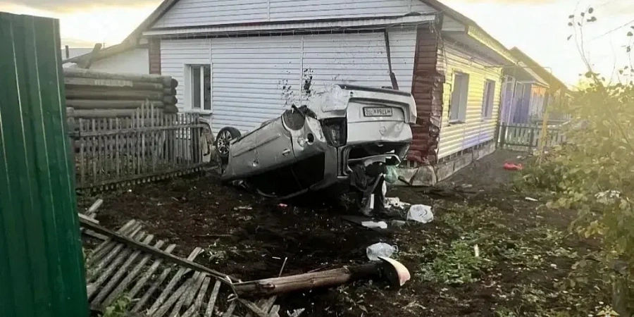 В Называевске машина после ДТП врезалась в жилой дом