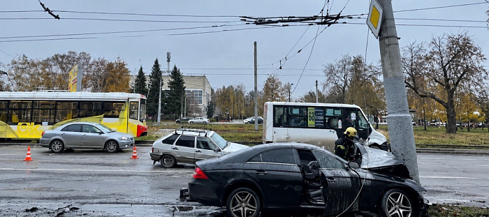 В Омске молодой водитель пострадал в аварии