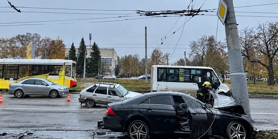 В Омске молодой водитель пострадал в аварии